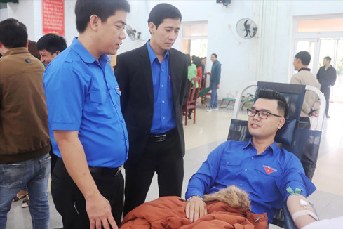 Lãnh đạo Tỉnh Đoàn TT-Huế động viên ĐVTN tham gia hiến máu tình nguyện 