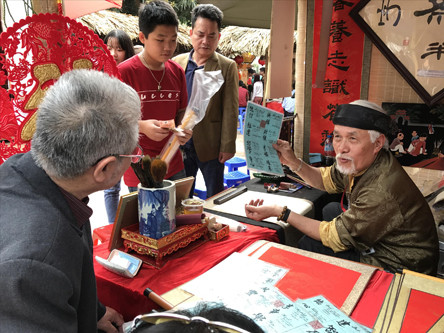  Ban tổ chức yêu cầu các ông đồ cam kết nghiêm túc khi tham gia hội chữ xuân Ảnh: NGUYÊN KHÁNH 