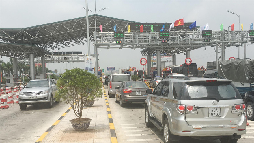 Theo nhà đầu tư, thu phí tại trạm BOT Hà Nội - Bắc Giang chỉ có nhà đầu tư và ngân hàng quản lý, không thể có bên thứ 3 (!?). ảnh: Anh Trọng 