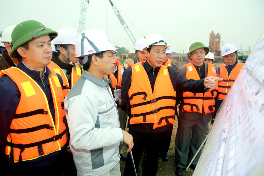 Cựu Thứ trưởng Bộ GTVT Nguyễn Hồng Trường (thứ 3 từ trái qua) đi thị sát công trình khi còn đương chức ảnh: PV