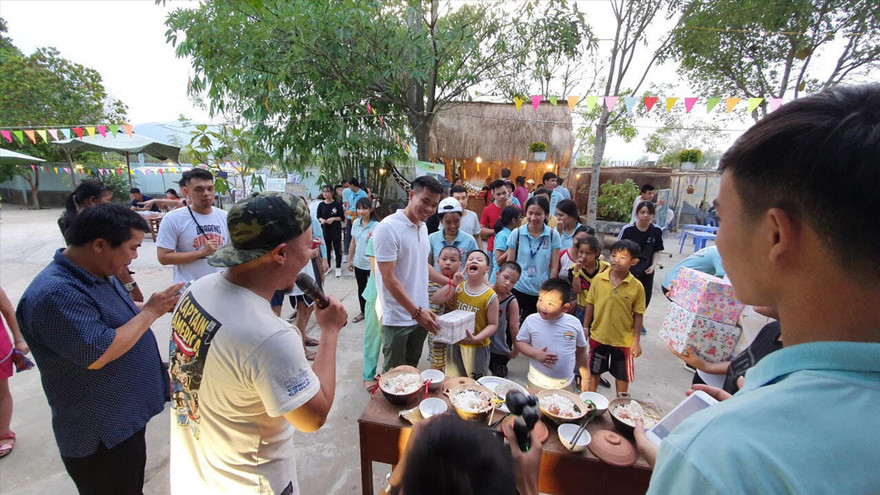 Chỉ cần trả phí bằng một nụ cười, trẻ em kém may mắn sẽ thỏa thích vui chơi, hòa nhập cùng mọi người 