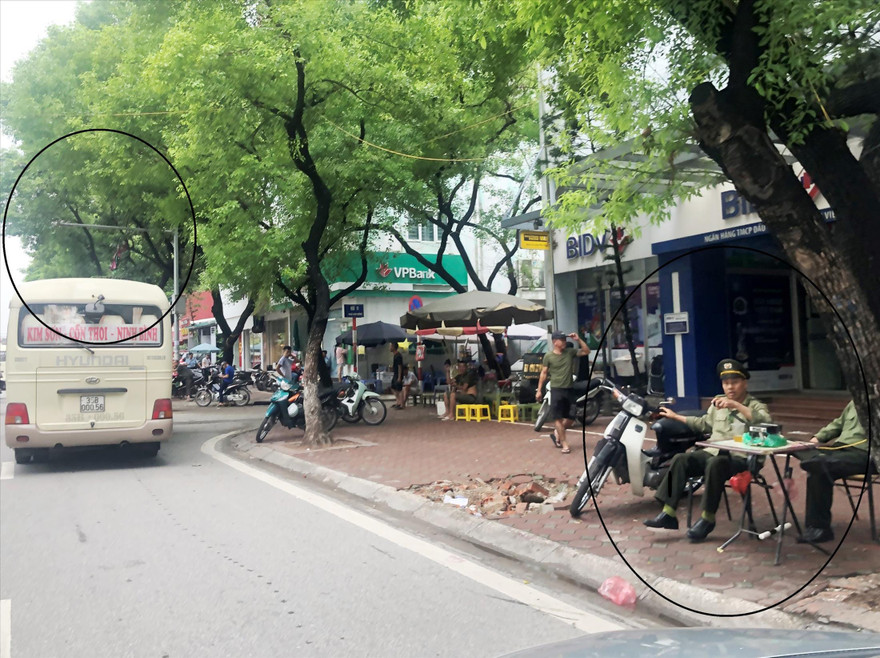 Xe khách vi phạm trên đường Kim Đồng dịp 2/9/2019 dù bên trên có hệ thống camera xử phạt và vỉa hè có trật tự phường ngồi làm nhiệm vụ. Ảnh: A.Trọng 