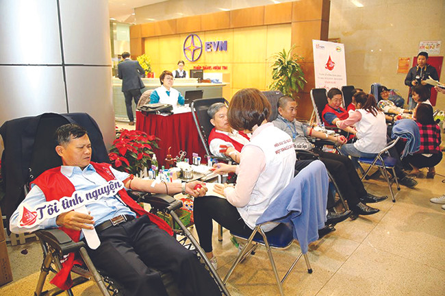 Hàng nghìn cán bộ, công nhân viên ngành điện tham gia hiến máu cứu người