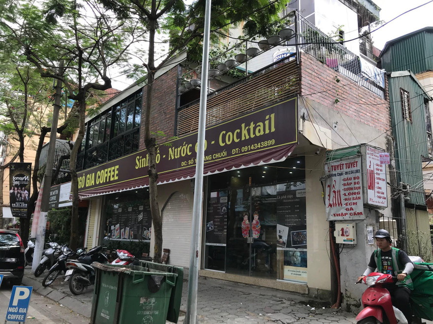 Công trình căng biển bán café giải khát tại số 10 Hàng Chuối vi phạm nghiêm trọng trật tự xây dựng 