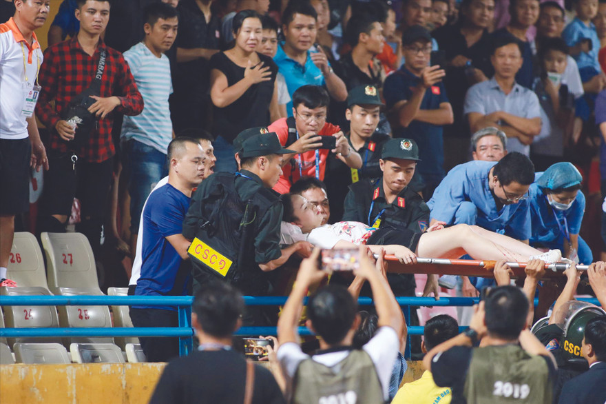 Vụ bắn pháo sáng khiến một CĐV nữ bị thương trên khán đài sân Hàng Đẫy ngày 11/9 là sự cố rất nghiêm trọng ở V-League 2019 ảnh: VSI 