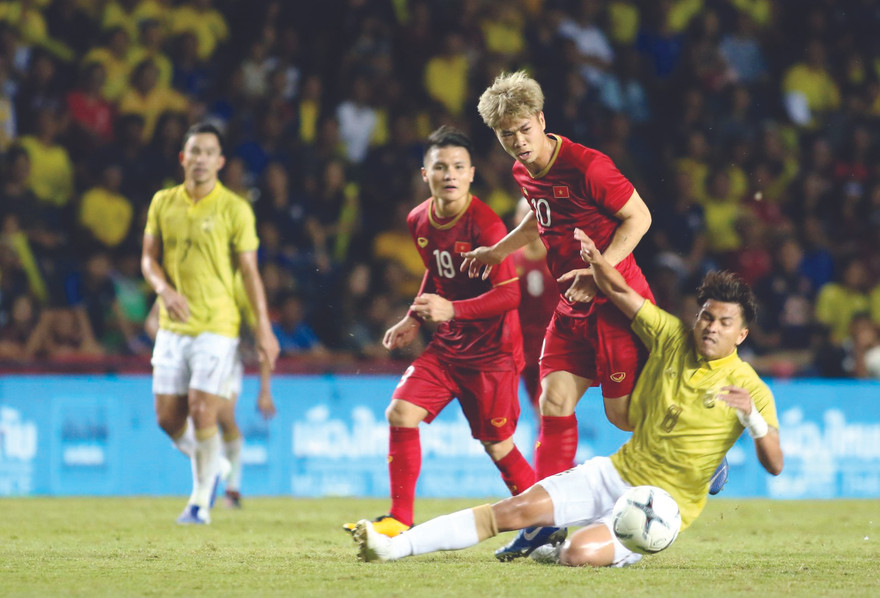 Cuộc đối đầu giữa hai đội bóng Việt Nam và Thái Lan bao giờ cũng gay cấn. Ảnh: PV