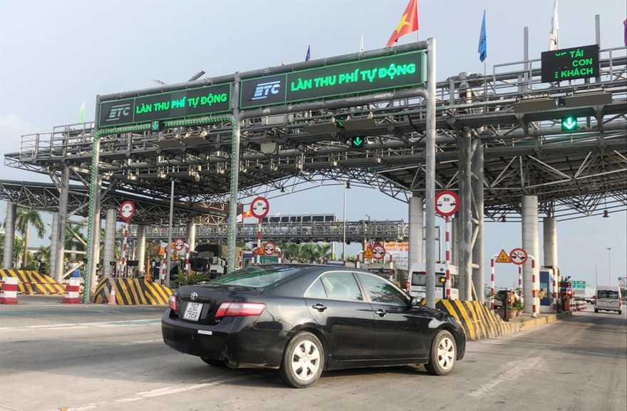 Với lý do phải bàn giao trạm và trích % cho đơn vị lắp đặt cao nên một số trạm BOT tại miền Bắc đã làm làn thu phí không dừng chỉ để… ngắm. Ảnh: Anh Trọng 