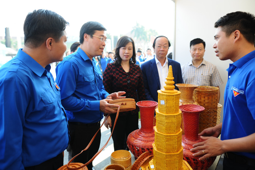 Bí thư thứ nhất T.Ư Đoàn Lê Quốc Phong, Thứ trưởng Bộ TN&MT Võ Tuấn Nhân, Phó Bí thư Tỉnh ủy Bắc Ninh Đàm Thị Lan tham quan các gian hàng