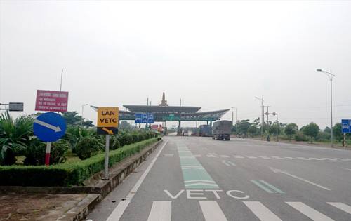 Làn thu phí tự động tại một trạm thu phí BOT đường bộ Ảnh: Phạm Thanh 