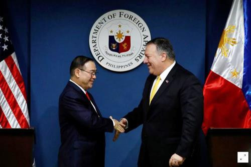 Ngoại trưởng Mỹ Mike Pompeo bắt tay Ngoại trưởng Philippines Teodoro Locsin Jr hôm 1/3 ảnh: Reuters 
