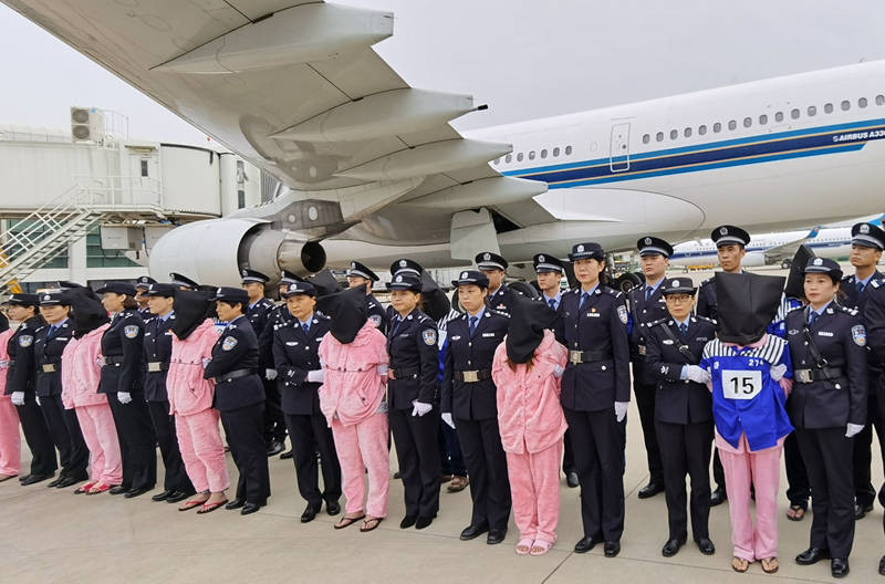 136 tội phạm lừa đảo qua mạng bị dẫn độ từ Lào về Trịnh Châu, Hà Nam hôm 15/10