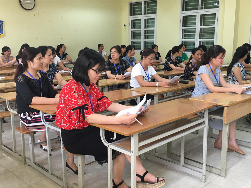 Chấm thi THPT quốc gia  2019  môn tự luận. Ảnh: NGHIÊM HUÊ 