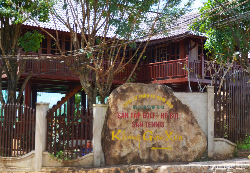 Nhà sàn gỗ có gắn đá chỉ lối vào Khu sinh thái 