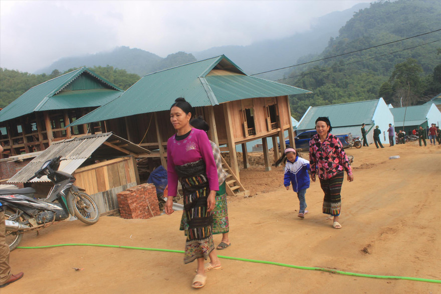 Đồng bào vùng lũ Sa Ná, xã Na Mèo, huyện Quan Sơn (Thanh Hoá) chuyển đến nơi tái định cư mới sáng 29/11/2019 