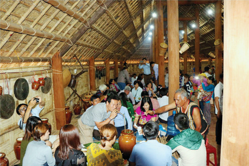 Bà con buôn làng đến chung vui cùng gia chủ