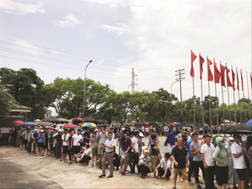 Người hâm mộ xếp hàng chờ mua vé Ảnh: VFF 