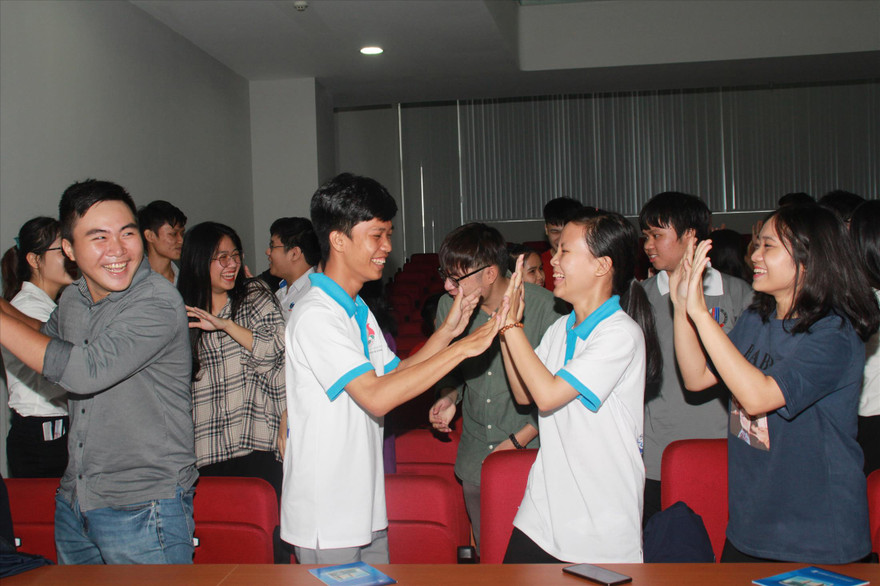 Các sinh viên tham gia buổi giao lưu Ảnh: NGÔ TÙNG