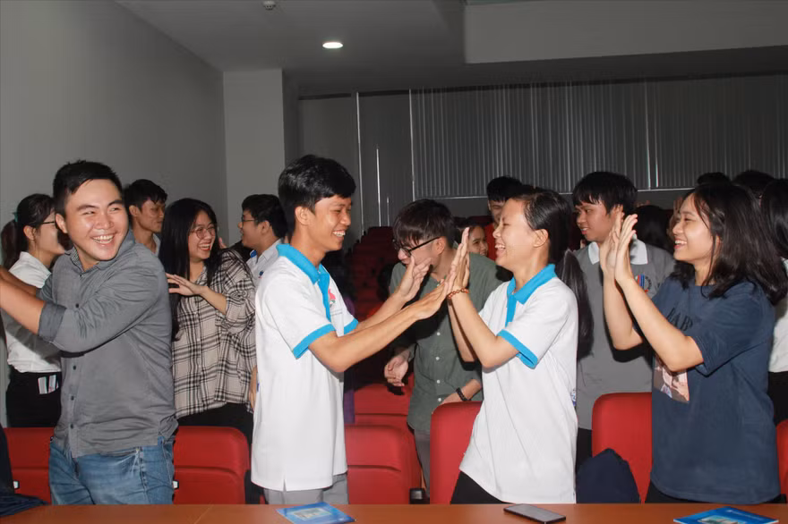 Các sinh viên tham gia buổi giao lưu Ảnh: NGÔ TÙNG