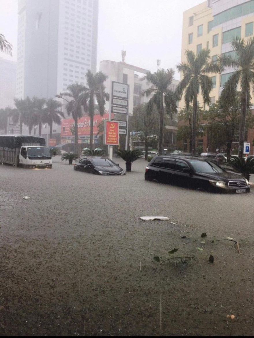 Mưa lớn, đường thành phố Vinh biến thành “sông” 