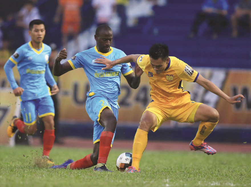 Khánh Hòa (trái) tụt lại trong cuộc đua trụ hạng khi đứng cuối bảng xếp hạng sau lượt đi ảnh: VSI 