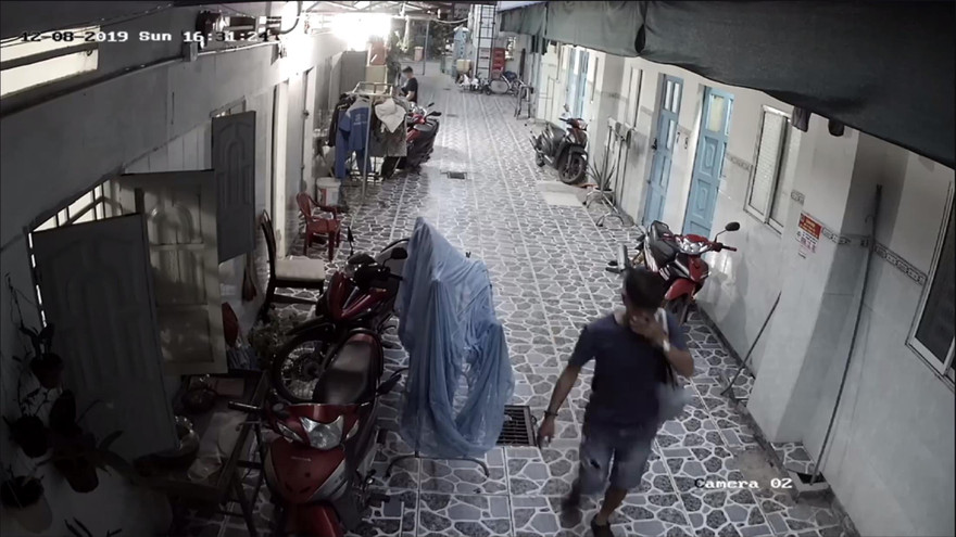Đạo chích tại khu tập thể của công nhân. Ảnh trích xuất từ camera an ninh