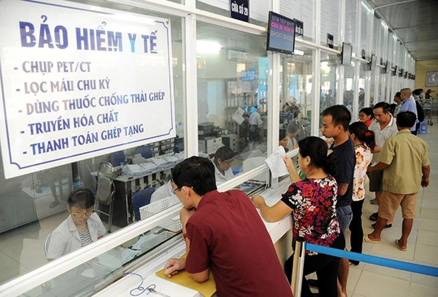 Người nhà và bệnh nhân làm thủ tục khám theo Bảo hiểm Y tế tại Hà Nội. Ảnh: Hồng Vĩnh