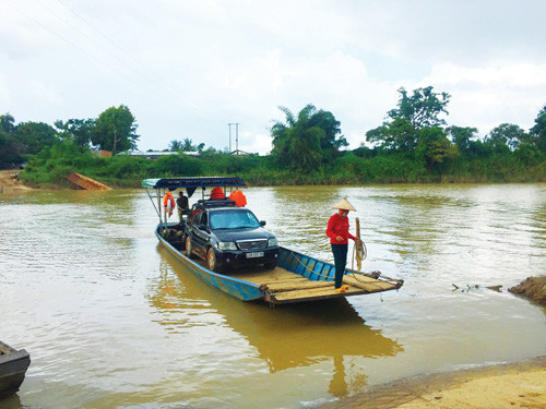 Anh Cơ tự lái xe xuống thuyền qua sông