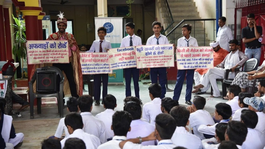 Facebook tổ chức sự kiện tại một trường học ở Ấn Độ năm 2018 để nâng cao nhận thức về tin giả Ảnh: GettyImages 