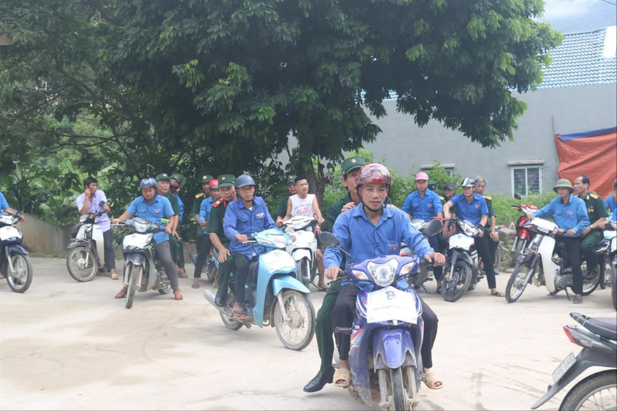 ĐVTN thuộc Đoàn xã Thanh Thủy, Vị Xuyên (Hà Giang) tình nguyện làm xe ôm chở cựu chiến binh và thân nhân các liệt sỹ lên dâng hương tại Đài hương 468 Ảnh: TĐHG 