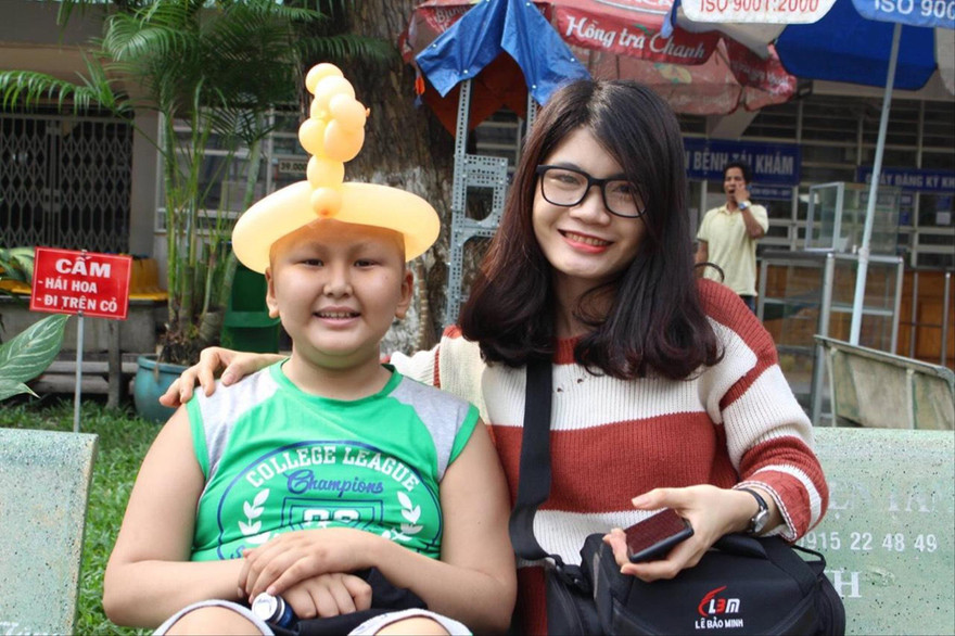 Với Mã Thị Yến Nhi (bên phải) đăng ký hiến tạng là “cho đi là còn mãi” ảnh: NVCC 