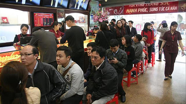 Người dân xếp hàng mua tại cửa hàng vàng trên phố Trần Nhân Tông (Hà Nội) ngày 13/2