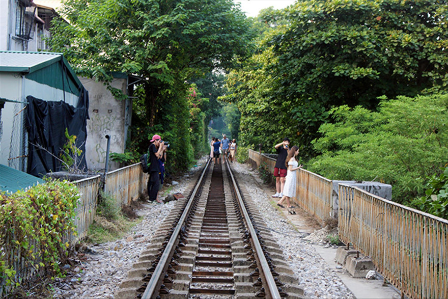Đoạn đường tàu có vòm cây, gần phố bích họa Phùng Hưng, được giới trẻ đổ xô đến chụp ảnh và check in do đẹp lãng mạn 