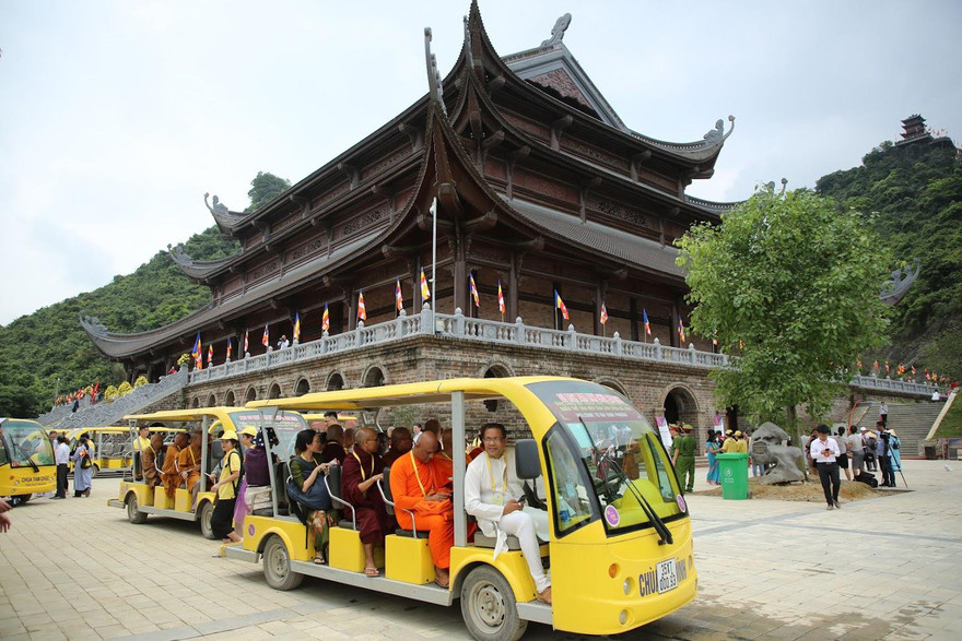 Đại biểu dịch chuyển bằng xe điện trong khuôn viên Tam Chúc