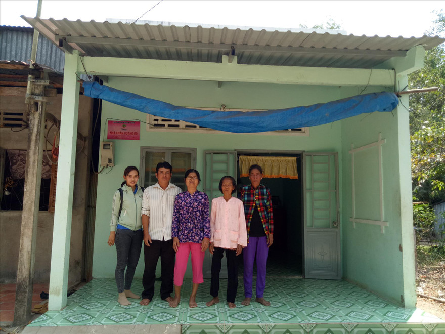 Bà Lý Thị Cượng (thứ 2 từ phải sang) cùng cán bộ Đoàn xã và người thân trước căn nhà mới ẢNH: HÒA HỘI 