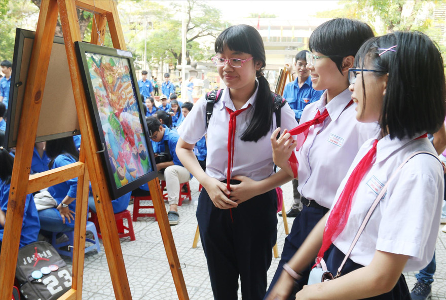 Mỗi bức tranh do các học sinh vẽ sẽ được bán đấu giá để gây quỹ giúp đỡ các em học sinh có hoàn cảnh đặc biệt Ảnh: G.T 