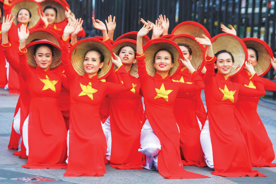 Người dân TPHCM tích cực hưởng ứng ngày hội áo dài