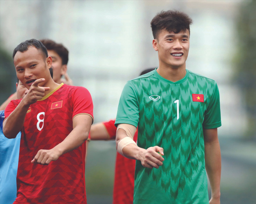 Thủ môn Tiến Dũng vui vẻ, thoái mái trong buổi tập chiều qua ảnh: HỮU PHẠM 