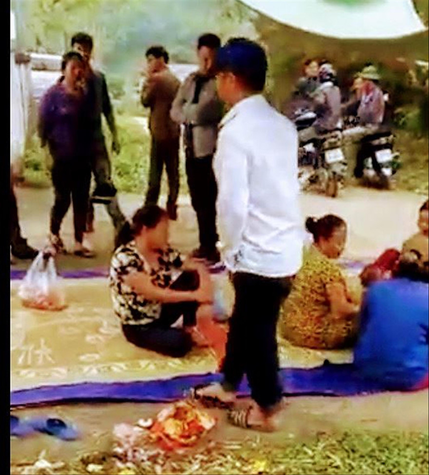 Người dân dựng lều xua đuổi cát tặcẢnh cắt từ clip 