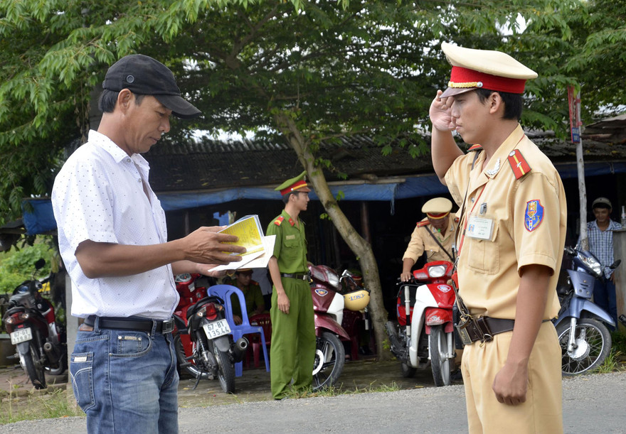 Lực lượng CSGT xử lý các trường hợp vi phạm Ảnh: hồng vĩnh