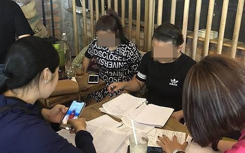 Nhiều người viết đơn tố cáo vợ cán bộ công an lừa đảo chiếm đoạt hàng chục tỷ đồng. Ảnh: Zing