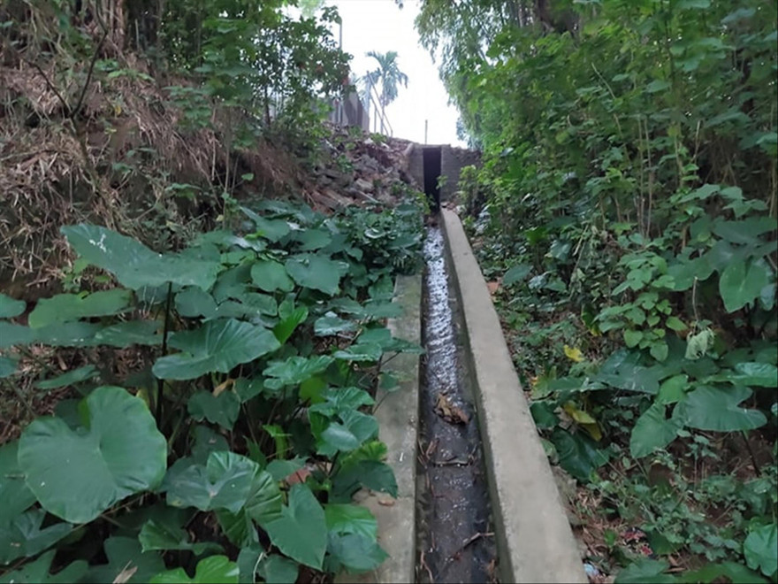 Nhiều cống nước thải xả xuống đầu nguồn sông Đuống và sông Hồng. Ảnh: Minh Đức 