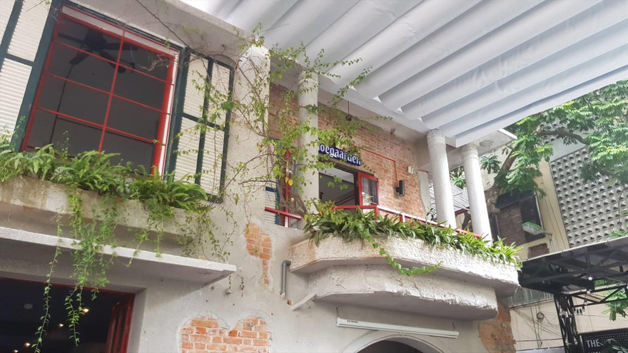 Quán bia 55 Hàng Chuối được sửa chữa, cải tạo trên biệt thự nhóm 2. Ảnh: Hiểu Minh 