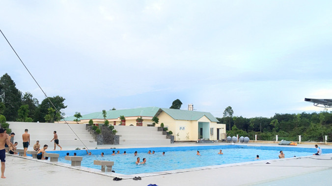 Bộ đội phấn khởi được tập luyện tại hồ bơi trong doanh trại.