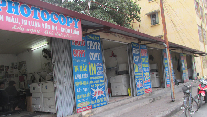 Một dãy quán photocopy trên đường Xuân Thủy (Cầu Giấy) chuyên nhận làm thuê các loại luận văn, khóa luận tốt nghiệp.