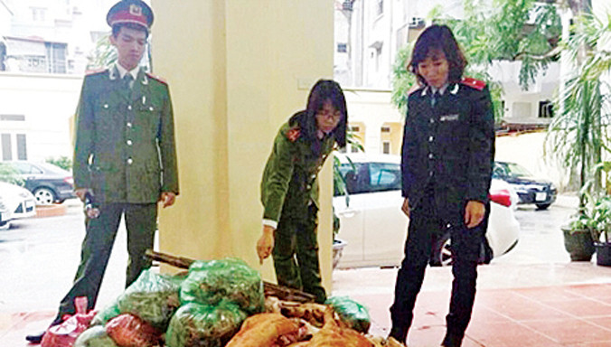 Thịt lợn ôi thiu thu giữ tại chợ Phùng Khoang.