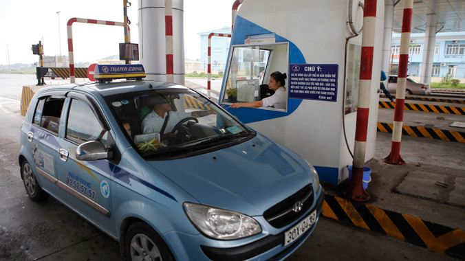 Thu phí xe tại trạm thu phí tuyến cao tốc Nội Bài - Lào Cai. Ảnh: Như Ý.