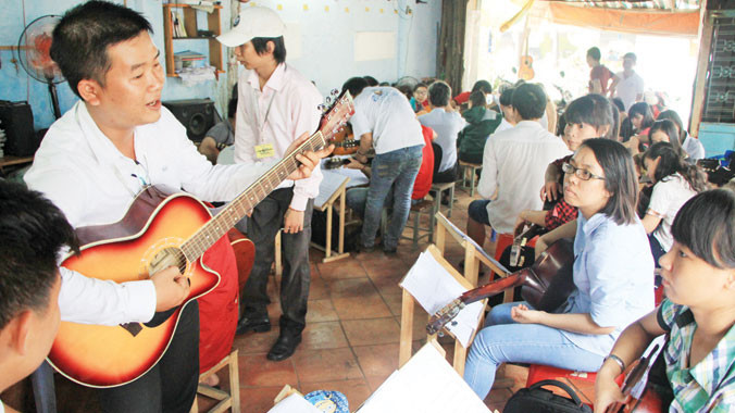 Anh Hoàng Như Định hướng dẫn các học viên tập đàn.