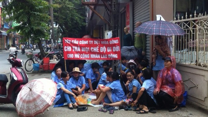 Công nhân đòi quyền lợi trước trụ sở Công ty dệt Mùa Đông.