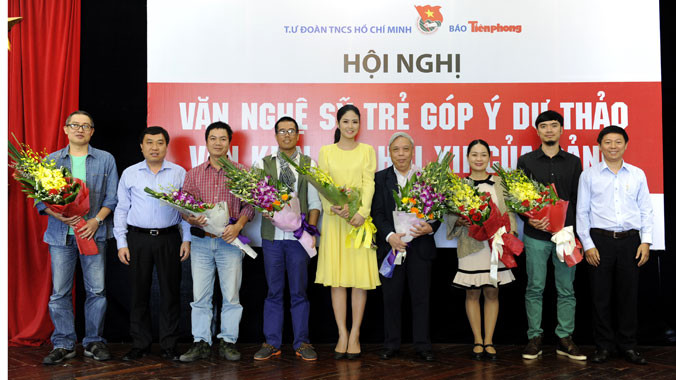 Bí thư Thường trực T.Ư Đoàn Nguyễn Mạnh Dũng và Phó Tổng biên tập báo Tiền Phong Trần Thanh Lâm tặng hoa cho các văn nghệ sỹ tham gia góp ý kiến tại hội nghị. Ảnh: Xuân Tùng.