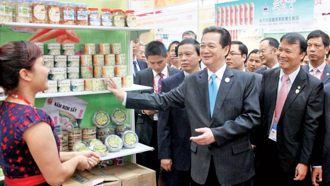 Thủ tướng Nguyễn Tấn Dũng thăm gian hàng của doanh nhân Việt Nam tại triển lãm ASean - Trung Quốc. Ảnh: Hoàng Hải.